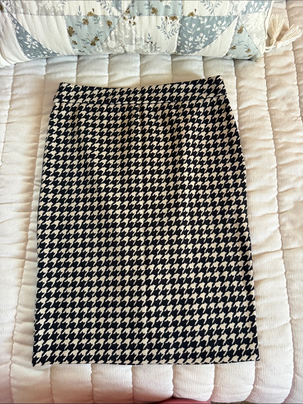 Elle Classic Black & Beige Houndstooth Pencil Skirt